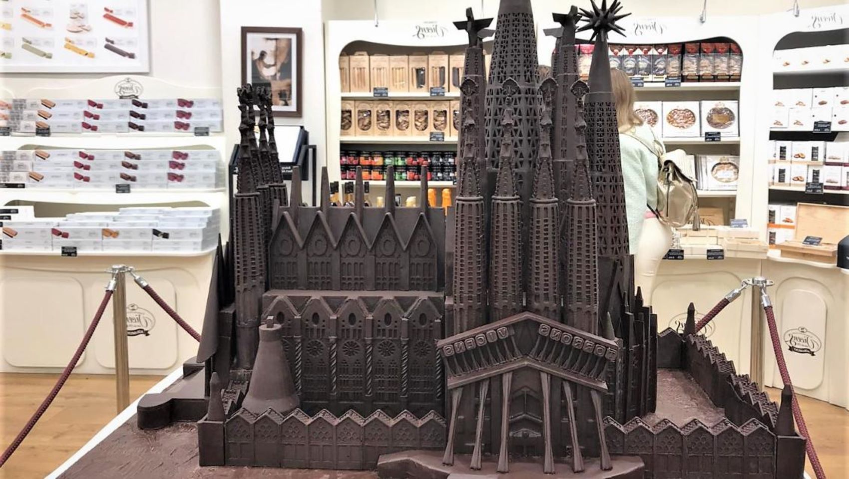 Torrons Vicens construeix la Sagrada Família. 167 kg de xocolata negra i mig metre d'alçada