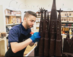 Torrons Vicens construeix la Sagrada Família. 167 kg de xocolata negra i mig metre d'alçada